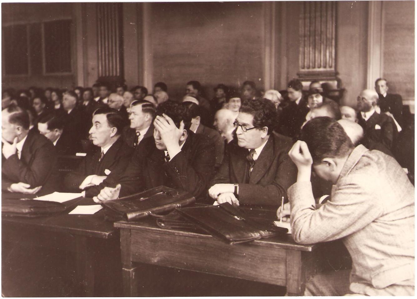 The Bench of Prosecutors (ספסל התובעים), תצלום, 1935. מתוך אוסף הדסה בן-עתו, ספריית וינר לחקר התקופה הנאצית והשואה,  אוניברסיטת תל אביב.