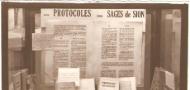 Vitrine des Protocoles des Sages de Sion [3] (ויטרינה של הפרוטוקולים של זקני ציון), תצלום, 1955. מתוך אוסף הדסה בן-עתו, ספריית וינר לחקר התקופה הנאצית והשואה, אוניברסיטת תל אביב.