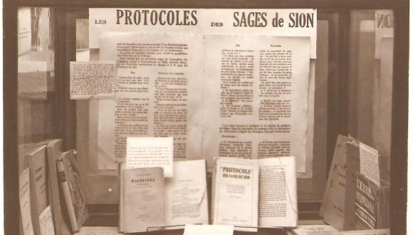 Vitrine des Protocoles des Sages de Sion [3] (ויטרינה של הפרוטוקולים של זקני ציון), תצלום, 1955. מתוך אוסף הדסה בן-עתו, ספריית וינר לחקר התקופה הנאצית והשואה, אוניברסיטת תל אביב.