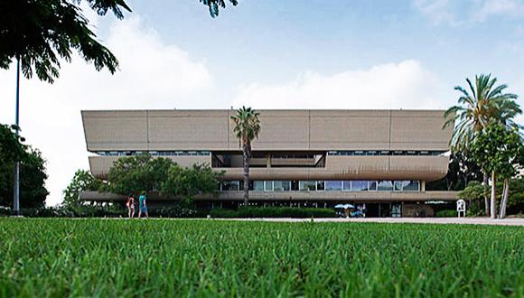 בניין הספרייה המרכזית ע"ש סוראסקי, תכנון נדלר ושות', 1968 צילום: יורם רשף